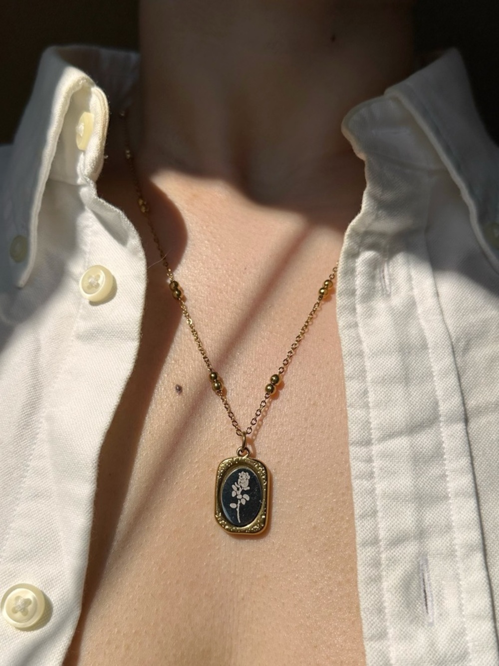 vintage vibe floral cameo pendant necklace